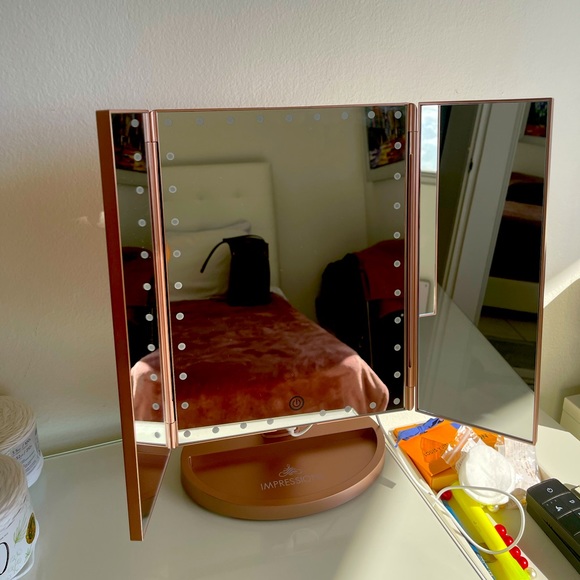 Rose Gold vanity mirror with light - Picture 1 of 4